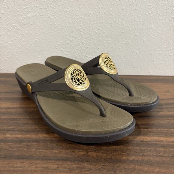 Crocs Womens Sanrah Sandals Size 8 Gold Medallion Brown Wedge Thong Slides - Picture 12 of 14
